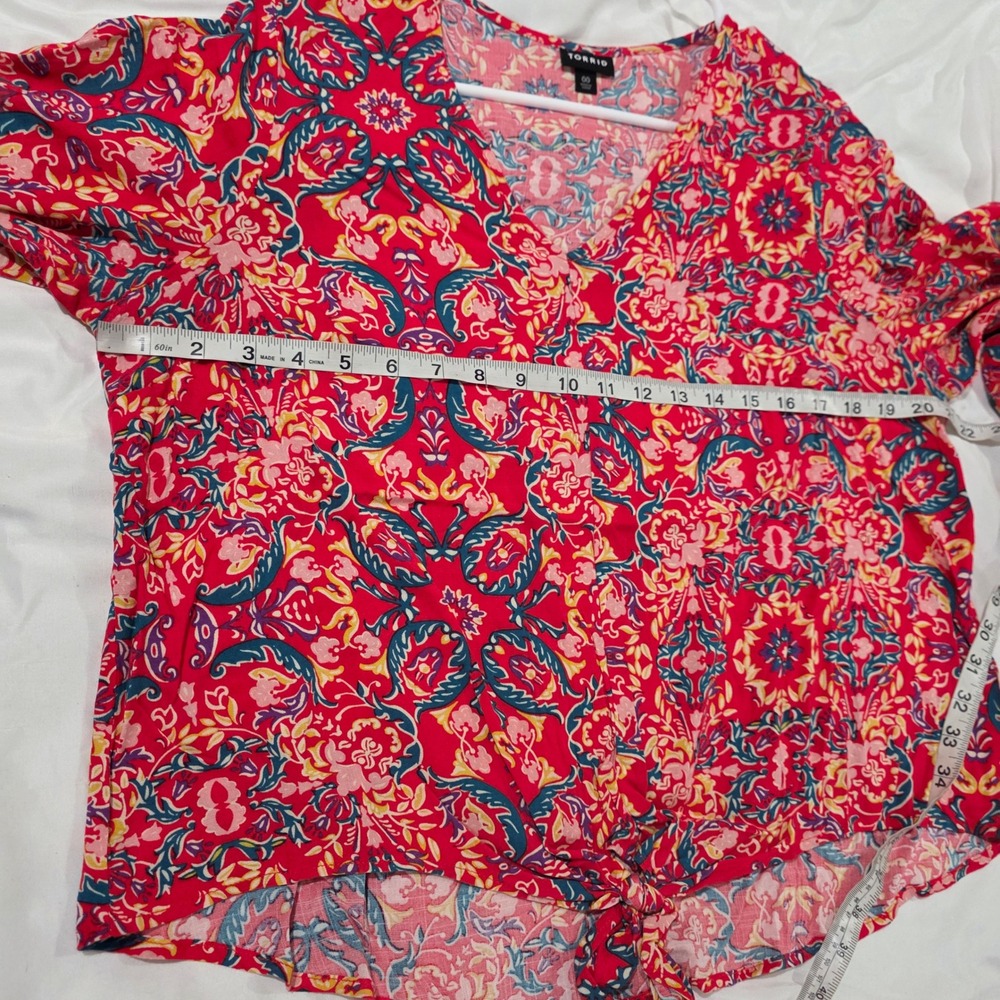 Torrid Womens Top Size 00 Medium Red Medallion Floral Tie Front Bell Sleeve - Picture 7 of 9